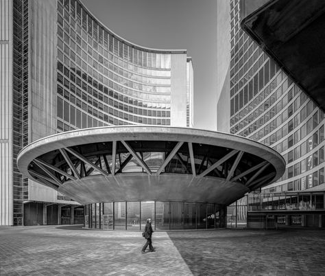 Toronto City Hall | Flickr - Photo Sharing! Toronto City Hall, Toronto Architecture, Round Building, Toronto Photography, Toronto City, Chief Architect, Mid Century Architecture, Architecture Exterior, Futuristic Architecture