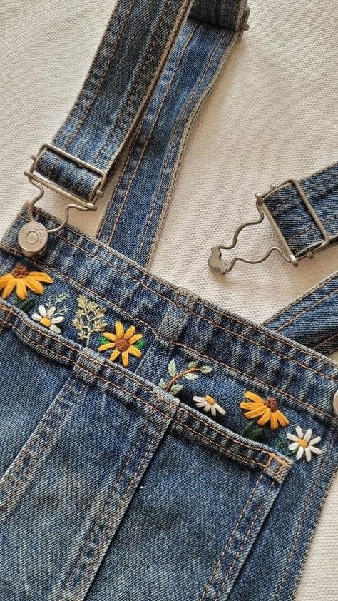 Fredi Boldt (@fredi_boldt) • Instagram photos and videos Embroidery Jeans Diy, Clothes Embroidery Diy, Denim Embroidery, Diy Jeans, Sewing Courses, Diy Embroidery Designs, Hand Embroidery Projects, Embroidery On Clothes, Cute Embroidery