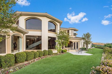 Lakers All-Star Anthony Davis lists Westlake Village Mansion with Indoor Basketball Court for $8M (PHOTOS) - Pricey Pads Sunken Trampoline, Double Island Kitchen, Double Islands, Contemporary Mediterranean, Indoor Basketball Court, Indoor Basketball, Westlake Village, Curved Staircase, Anthony Davis