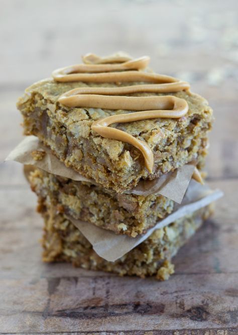 {Nature Valley Copycat} Soft-Baked Oatmeal Bars Soft Baked Oatmeal Squares, Baked Oatmeal Squares, Fast Easy Desserts, Oatmeal Squares, No Bake Oatmeal Bars, Peanut Butter Oatmeal Bars, Oatmeal Breakfast Bars, Chelsea's Messy Apron, Nature Valley