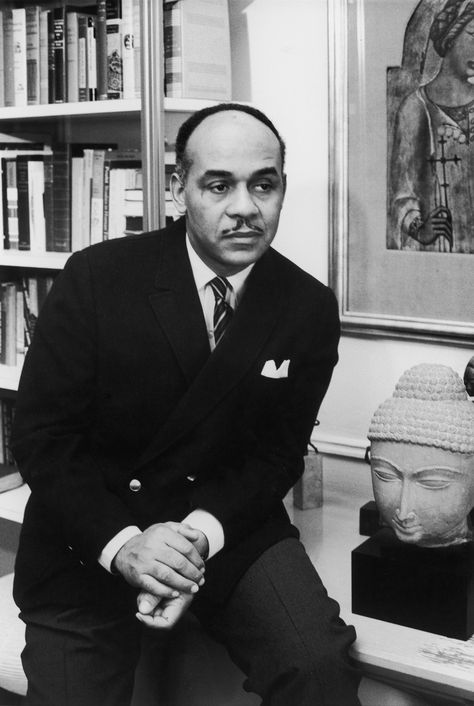 Ralph Ellison in New York, 1963. After the colossal success of “Invisible Man,” Ralph Ellison struggled for 40 years to finish his second novel, “Juneteenth.” Invisible Man Ralph Ellison, Ralph Ellison, Black Writers, Black Authors, White Pictures, Invisible Man, Missing Piece, Geek Culture, Junior High