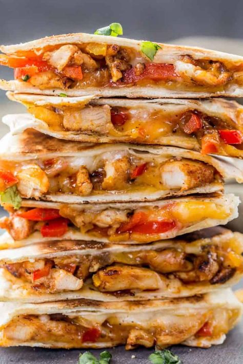 The BEST homemade chicken quesadilla recipe loaded seasoned chicken, sautéed vegetables and cheese! Quesadillas ready in just 15 minutes. Fajita Quesadilla Recipe, Chicken Fajita Quesadilla, Best Quesadilla Recipe, Fajita Quesadilla, Quesadilla Recipes Easy, Chicken Quesadilla Recipe, Sauteed Peppers, Quesadilla Recipe, Hearty Lunch