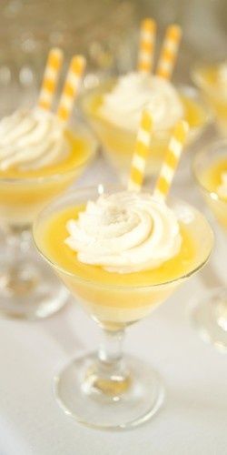 lemon pudding Freesia Wedding, Lemon Themed Wedding, Yellow Desserts, Dessert Candles, Lemon Pudding, Yellow Foods, Small Desserts, Wedding Drink, Lemon Desserts