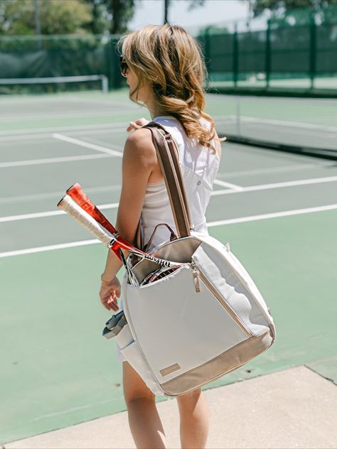 Yup, most of us won’t ever serve or hit forehands like the players on tour. But luckily, we can emulate them in other ways. Tennis pros enhance their natural talents through careful preparation, and so can we. When we show up to a match organized and ready to go, we set ourselves up for success. Choosing the right bag and packing it properly are key. To help us learn how it’s done, we asked pro Palmer Mendelson for some tips from the big leagues. Cute Tennis Outfit, Tennis Tote, Racquet Bag, Tennis Backpack, Tennis Aesthetic, Tennis Party, Tennis Tips, Tennis Bags, Tennis Bag