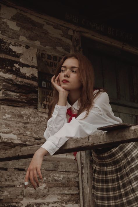 Dark Academia Girl, Wooden Handrail, Library Photo Shoot, Dark Academia Outfits, Vintage Attire, Dark Academia Clothing, Light Academia Aesthetic, Standing Poses, Dark Academia Aesthetic