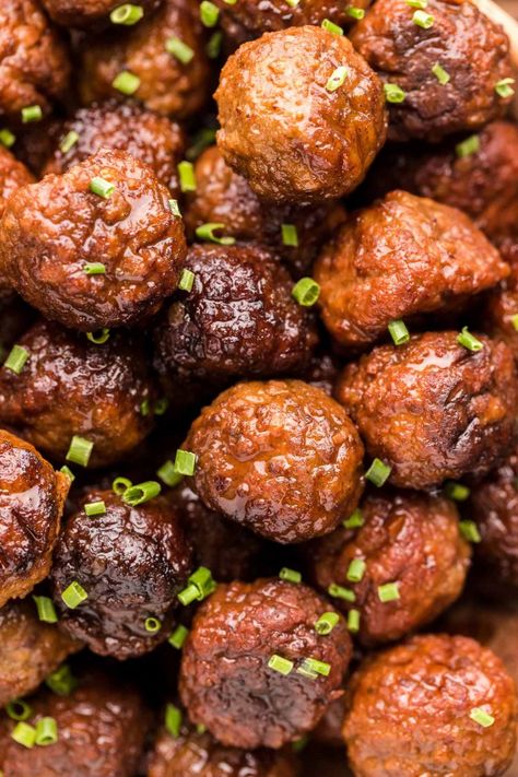 These Merlot Meatballs are made with balsamic vinegar and Merlot wine reduction that's laced with garlic and honey! Only 10 minutes of prep time! Merlot Meatballs Crockpot, Merlot Meatballs, Appetizers For Wine Tasting, Merlot Recipes, Wine Meatballs, Balsamic Meatballs, Wine Tasting Appetizers, Garlic And Honey, Wine Appetizers