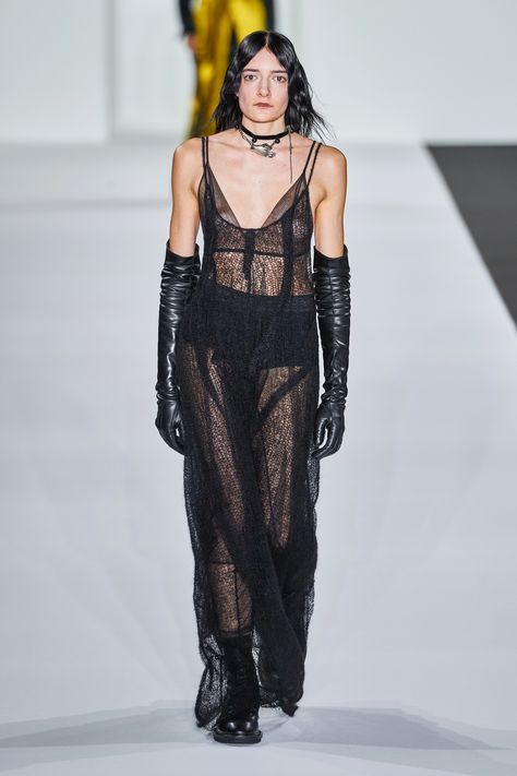 Ann Demeulemeester Fall 2019 Ready-to-Wear Fashion Show - Vogue 2019 Ready To Wear, Elegant Gloves, Fall Styles, Vogue Russia, Dark Wear, Ann Demeulemeester, Fashion Show Collection, Dark Fashion, Vogue Paris