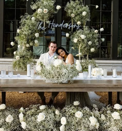 Photo Backdrop Ideas, Main Table Wedding, Green Wedding Decorations, Wedding Top Table, Gypsophila Wedding, Wedding Color Pallet, Minimalist Wedding Decor, Main Table, Wedding Reception Design