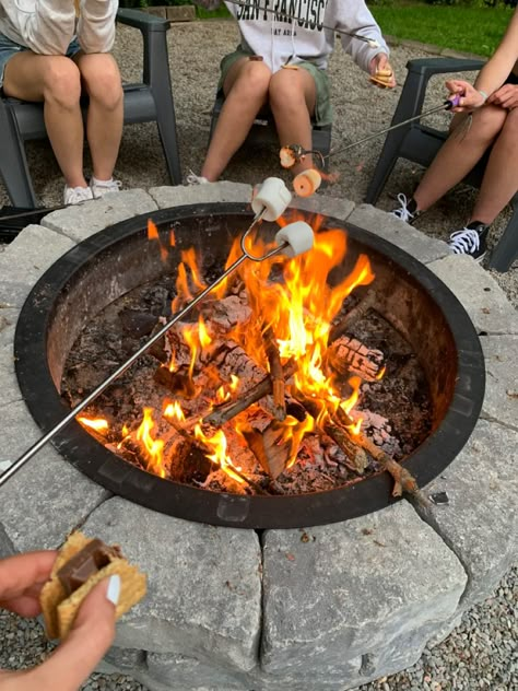 Smores Night Bonfires, Bonfire And Smores, Summer Night Garden Party, Smores Bachelorette Party, Bonfire Night Party, Bonfire Photos, Marshmallow Bonfire, Fire Pit Aesthetic, Smores Fire Pit