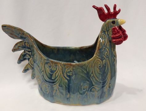 Ceramic chicken pot Chicken Pinch Pot, Chicken Ceramic Pottery, Ceramic Chickens Pottery, Chicken Pottery Ideas, Pottery Sculpture Ideas, Clay Chickens, Chicken Pottery, Pottery Chicken, Clay Chicken