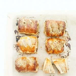 Food in books: sausage rolls from Harry Potter and the Goblet of Fire Harry Potter Appetizer Recipes, Cruciatus Curse, Marathon Snacks, Cafe Cabinet, Literary Recipes, Harry Potter Tea Party, Harry Potter Tea, Harry Potter Snacks, Harry Potter Parties Food