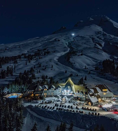 TIMBERLINE LODGE Timberline Lodge Oregon, Government Camp Oregon, Winter Snow Wallpaper, Aspen Lodge, Oregon History, Snow Wallpaper, Mt Hood Oregon, Winter Queen, Timberline Lodge