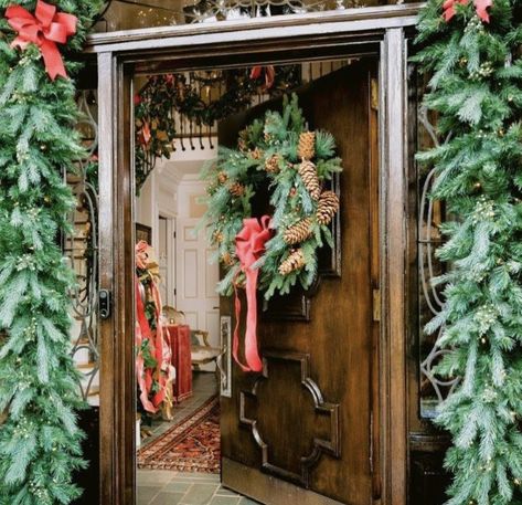 Southern Christmas Tour with Todd Richesin - The Glam Pad Southern Christmas Decor Traditional, Southern Christmas Decor, Southern Christmas Decorations, Salvesen Graham, Hampton Garden, Christmas Outdoors, Southern Living Christmas, Mario Buatta, Kitschy Christmas