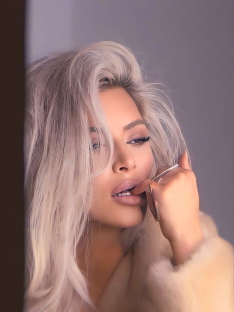 Kim K Blonde Hair, Kim Kardashian Blonde, Smooth Makeup, Blondie Girl, Estilo Kardashian, Blonde Ponytail, Kkw Beauty, Silver Blonde, Platinum Hair