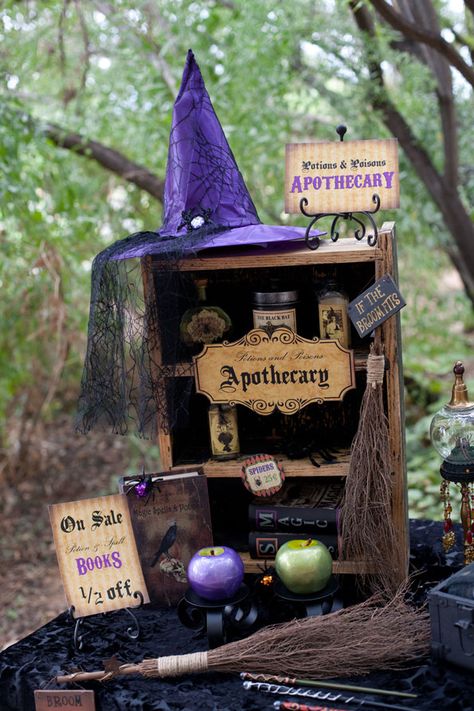 Throw this Little Witches and Wizards Halloween Party for Your Kids - Evite Campy Couture, Apothecary Station, Wizard Core, Décoration Table Halloween, Patty Smith, Witches Halloween Party, Candied Apples, Cake Favors, Wizard Party