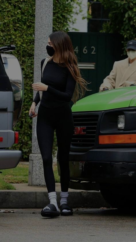 Hailey Bieber And Kendall Jenner, Estilo Kardashian, Kendall Jenner Street Style, Kendall Style, Kendall Jenner Outfits, Jenner Outfits, Matcha Slim, Jenner Style, Looks Street Style