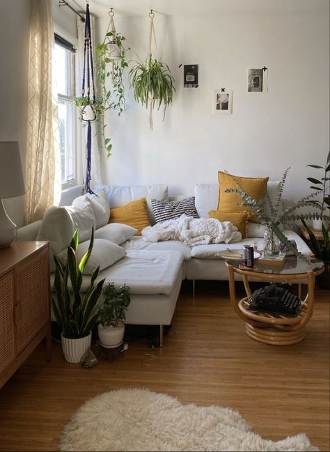 Minimalist Apartment Plants, Tiny Livingrooms Design, Apartment With A Lot Of Plants, Plant Appartement Aesthetic, Green Couch Minimal Living Room, Loft Apartment Plant Aesthetic, Small House Organization, Apartment Layout, Tiny House Decor