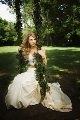 Love the vine-covered swing. Debut Era, Style Taylor Swift, Fearless Album, Taylor Swift Photoshoot, Taylor Swift Fotos, Fearless Era, Taylor Swift Web, Estilo Taylor Swift, Taylor Swift Fearless