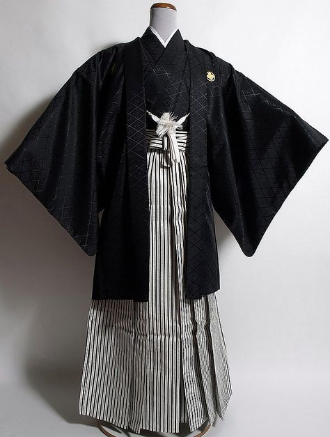 hakama and keikogi.. Japanese Traditional Clothing Men, Japanese Kimono Male, Kimono Men, Japanese Traditional Clothing, Japan Kimono, Men Art, Male Kimono, Yukata Kimono, Kimono Design