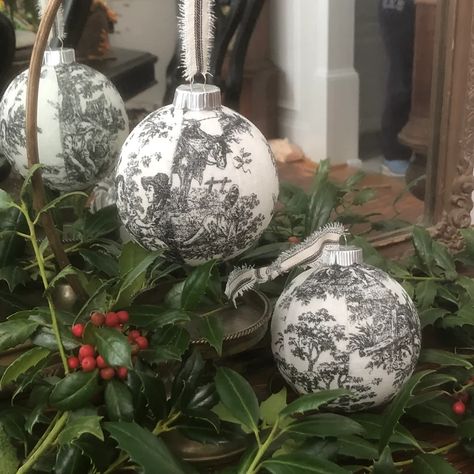 Black and Cream Toile Christmas Tree Ornaments - Etsy Toile Christmas, Neutral Cottage, Fancy Christmas Ornaments, Bedroom Neutral, Toile Fabric, Black Christmas Trees, White Christmas Decor, Warm Christmas, Present Wrapping