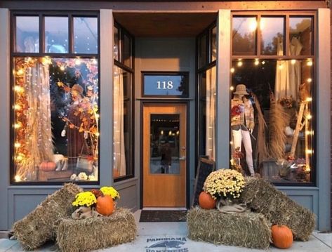 Boutique Store Front Ideas Entrance, Window Display Boutique, Window Display Fall, Halloween Store Windows, Autumn Window Display Retail, Fall Store Window Displays, Fall Store Displays, Fall Window Display, Boutique Window Displays