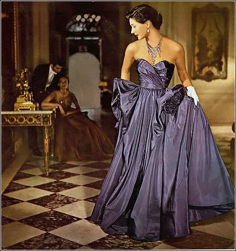 Strapless Evening Gowns, Fashion 1950s, 40s Fashion, Vintage Couture, Vintage Gowns, 1940s Fashion, Vintage Vogue, Evening Gowns Formal, Moda Vintage