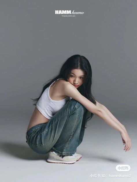 Model Aesthetic Korean, Kpop Poses Female, Magazine Pose Ideas, Kpop Pose Reference, Korean Model Pose, Asian Modeling Poses, Korean Modeling Photoshoot, Fashion Model Poses Women, Korean Photoshoot Studio