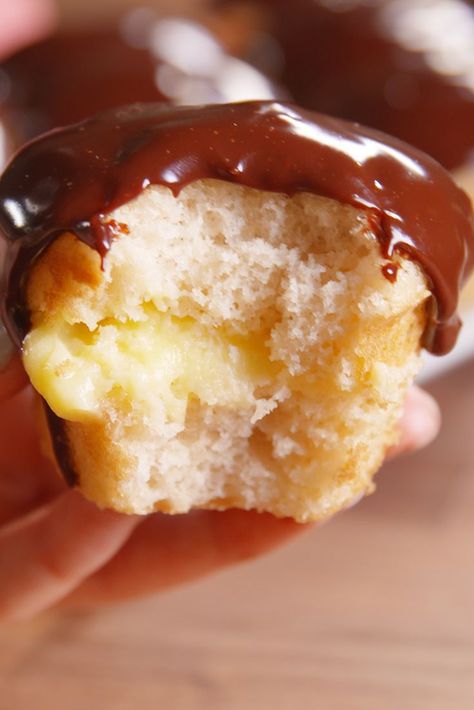 Cake Mix Rolls, Italian Cream Cupcakes, Yellow Cake Cupcakes, Creme Cupcake, Boston Cream Cupcakes, Boston Cream Poke Cake, Boston Cream Pie Cupcakes, Boston Cream Cake, Cake Mix Cupcakes