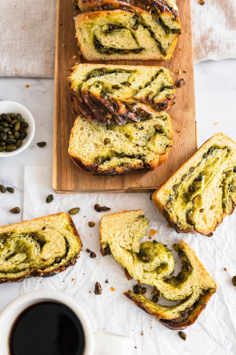 The base of this Pistachio Babka is a soft, brioche-like dough enriched with butter and eggs. With a filling of pistachio cream, salt and toasted pistachios. To finish, brush the top with plenty of syrup. Pistachio Babka, Babka Recipes, Pistachio Rolls, Toasted Pistachios, Pistachio Bread, Baking Breakfast, Babka Recipe, Pistachio Cream, Bake Goods