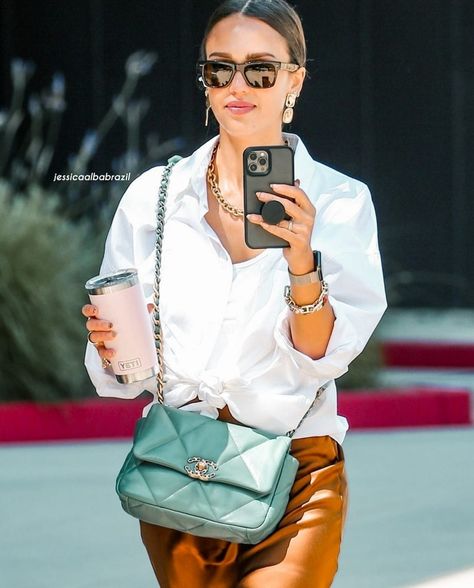 Chanel 19 Bag Outfit, Chanel Hobo Bag 2022, Chanel Caramel Bag, Chanel Ss23 Bags, Jessica Alba Bags, Green Bag Outfit, Jessica Alba 2022, Chanel Street Style, Chanel 19 Bag