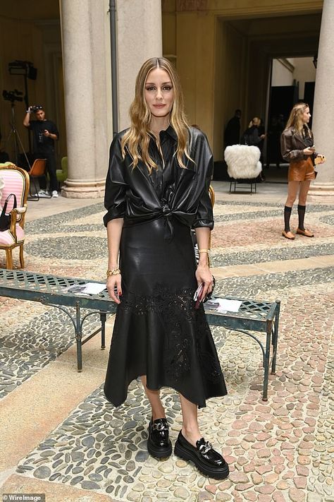 Olivia Palermo Street Style 2023, Olivia Palermo Style 2024, Olivia Palermo 2024 Style, Olivia Palermo Style 2023, Olivia Palermo Flats, Olivia Palermo Style Casual, Black Leather Dress Outfit, Leather Shirt Outfit, Olivia Palermo Street Style