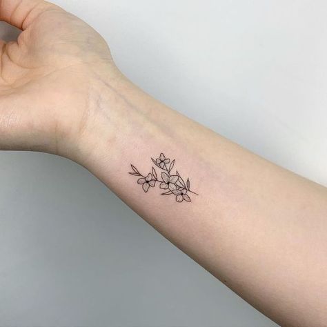 Inner Wrist Tattoos, Cute Tattoos On Wrist, Butterfly Wrist Tattoo, Tiny Wrist Tattoos, Tattoos Infinity, Cool Wrist Tattoos, Flower Wrist Tattoos, Wrist Flowers, Omerta Tattoo