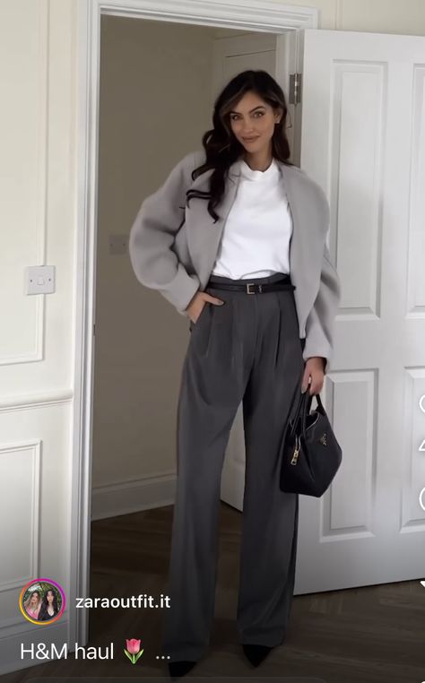 Business Casual Gray Pants, Gray Work Outfit, Gray Formal Pants Outfit, Gray Tailored Pants Outfit, Gray Pants Outfit For Work, Gray Pants Outfit, Minimal Outfit Winter, Gray Shirt Outfit, Tailored Pants Outfit