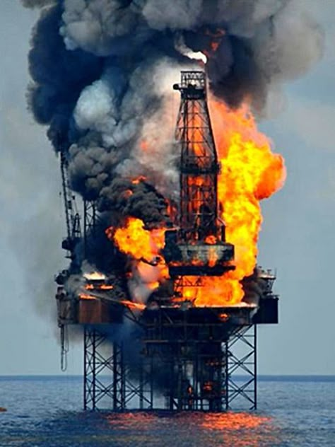 Gas Work, Water Well Drilling Rigs, Oil Rig Jobs, Oilfield Life, Petroleum Engineering, Water Well Drilling, Oil Platform, Oil Drilling, Well Drilling