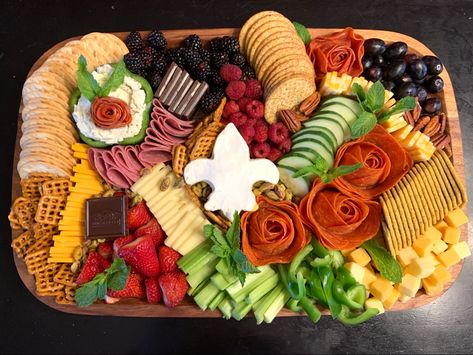 #KyDerbyCharcuterie #Charcuterie #DerbyRecipe #Derby #DerbyCharcuterie #CharcuterieRoses #FleurDeLisCharcuterie Derby Charcuterie Board, Derby Decorations, Kentucky Derby Decorations, Kentucky Derby Food, Derby Food, Kentucky Derby Ideas, Derby Party Food, Kentucky Derby Party Food, Derby Ideas