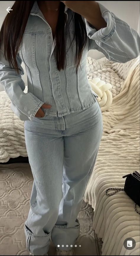 Outfit Jean Bleu Clair, Navy And Grey Outfit, Outfit Jean Bleu, Jeans Top Outfit, White Top And Jeans Outfit, Casual Outfits Jeans, Dark Denim Jeans Outfit, Streetwear Poses Photo Ideas, Light Blue Outfit