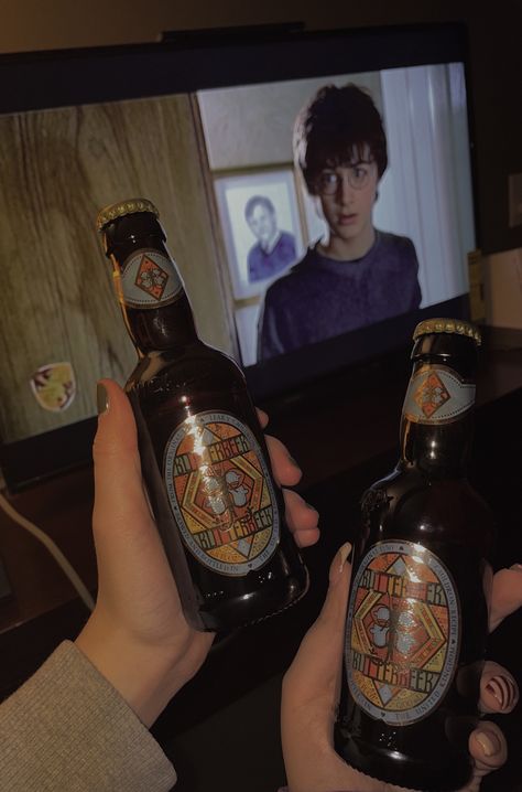 HARRY POTTER. #harrypotter #hp #harrypotterfan #potterhead #hogwarts #magic #wizard #witch #magical #butterbeer #besties #movies #movie #harrypotterfandom #fandom #cheers #drinks #foodie #food #tiktok #aesthetic #pins #foryou #trend #summer #fall #autumn Butterbeer Aesthetic, Food Tiktok, The Burrow, Tiktok Aesthetic, Fall Bucket List, Harry Potter Aesthetic, Breakfast Tea, Foodie Food, Harry Potter Fandom