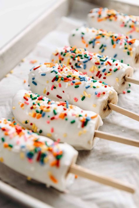 Healthy Frozen Banana Pops, Banana Popsicle Recipes, Banana Snickers, Vanilla Yogurt Recipes, Frozen Banana Pops, Yoghurt Bark, Frozen Chocolate Bananas, Healthy Frozen Yogurt, Banana Popsicles