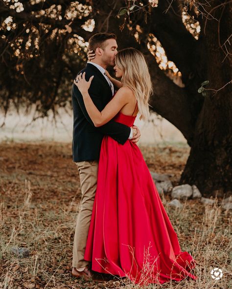 Red Engagement Photoshoot, Red Dress Photoshoot Ideas Outdoor, Red Dress Engagement Pictures, Engagement Photos Red Dress, Cancun Photoshoot, Shooting Couple, Pre Wedding Photoshoot Props, Pre Wedding Photoshoot Outfit, Wedding Photoshoot Props