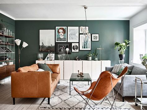 Green and tan leather living room   #greeninteriors #greenlivingroom #greendecor Koti Diy, Green Walls, Living Room Green, Livingroom Layout, Vintage Sofa, Retro Home, Decor Minimalist, Room Layout, Living Room Seating