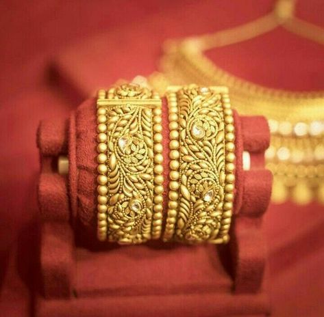 Temple Bangles, Gold Bangles Indian, Pure Gold Jewellery, Surat Gujarat, Gold Bridal Jewellery Sets, Bridal Accessories Jewelry, Gold Jewelry Stores, Antique Jewelry Indian, Wedding Jewellery Collection