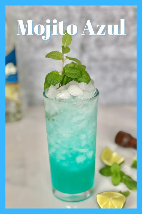 Vaso collins con mojito azul adornado con hojas de menta Blue Curacao, Dino Party, Mojito, Cocktail Recipes, Liquor, Frozen, Baby Shower, Drinks, Bar