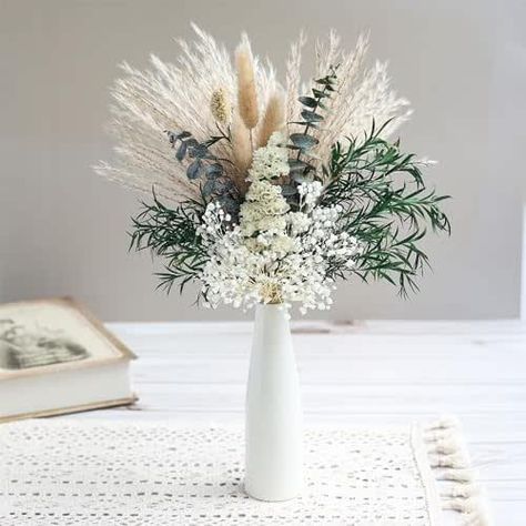 Wedding Flowers Dried, Vase Pampas, Pampas Wedding, Vase Bouquet, Wedding Flowers Inspiration, Dried Flower Bouquets, Feather Centerpieces, Deco Boho, Bohemian Wedding Decorations