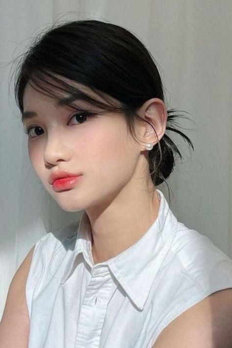 18 Graduation Hairstyles With Bangs To Steal The Spotlight Short Hair For Chubby Faces, French Braided Bangs, Korean Bangs Hairstyle, Zicxa Photos, Korean Bangs, Korean Short, The Lob, Short Ponytail, Bangs Ponytail