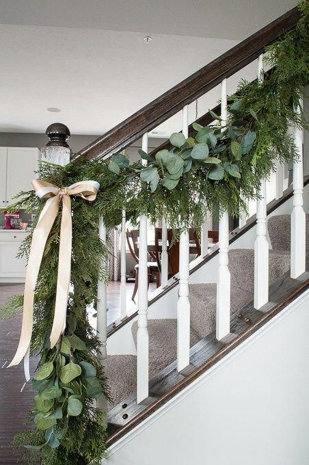 Christmas garland running up the stairs with peach/pink ribbon. Christmas Stairs Decorations, Christmas Staircase Decor, Christmas Stairs, Cozy Christmas Living Room, Christmas Staircase, Real Christmas, Christmas Tablescape, Real Christmas Tree, Stair Decor