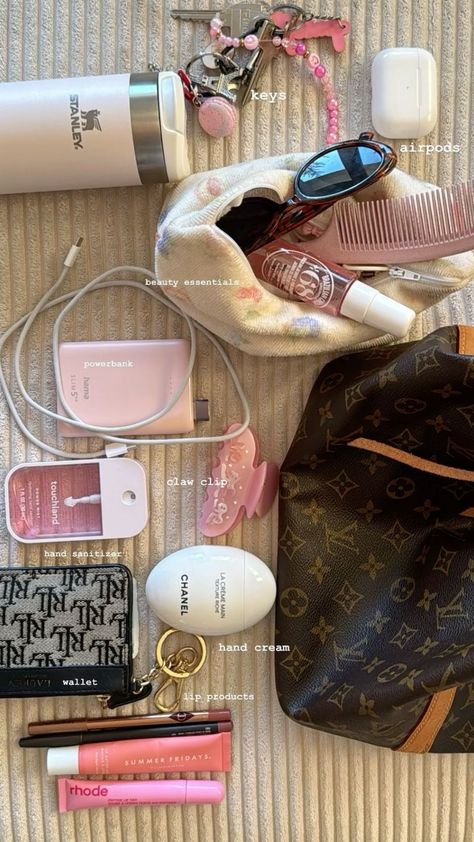 Bag essentials Everyday Bag Essentials, Uni Bag, What's In My Purse, School Bag Essentials, Travel Bag Essentials, Inside My Bag, Purse Essentials, Handbag Essentials, In My Bag