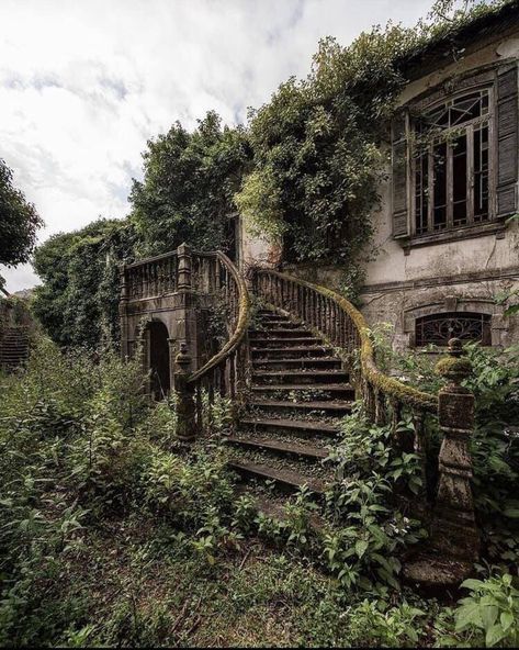 Everything left behind 😔 - Abonded Houses & Places | Facebook Abandoned City, Creepy Houses, Abandoned Mansion, Abandoned House, Abandoned Mansions, Abandoned Buildings, Old Buildings, Abandoned Houses, Ghost Towns