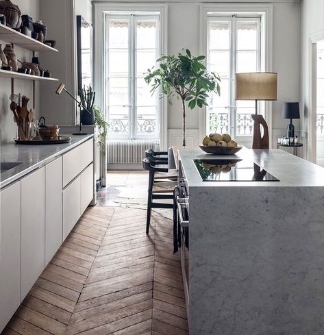 Modern Parisian Kitchen, Parisian Kitchen Design, Parisian Style Kitchen, Parisian Apartment Decor, Parisian Kitchen, Paris Kitchen, Parisian Interior, French Apartment, Green Interior Design