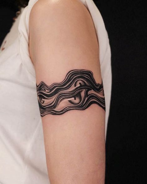 Abstract wrap around the arm tattoo by @daan.kim Blackwork Band Tattoo, Wavy Arm Band Tattoo, Bicep Cuff Tattoo, Tattoos Around Scars, Bicep Band Tattoo, Geometric Armband Tattoo, Rose Tattoo Flash, Arm Cuff Tattoo, Arm Wrap Tattoo