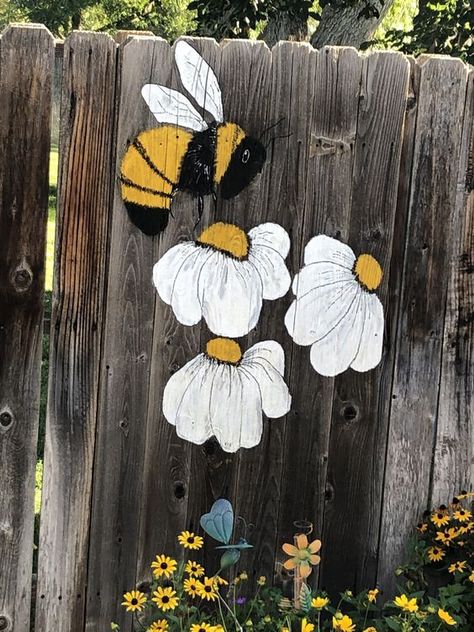 Wood Fence Decorations, Fence Art Ideas Backyards, Wooden Fence Decorating Ideas, Painted Fences Mural, Garden Mural Outdoor Wall Art, Outdoor Wall Art Diy, Fence Mural Ideas, Fence Painting Ideas, Painted Fences